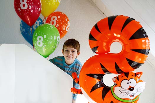 Украсить комнату шарами на годик мальчику